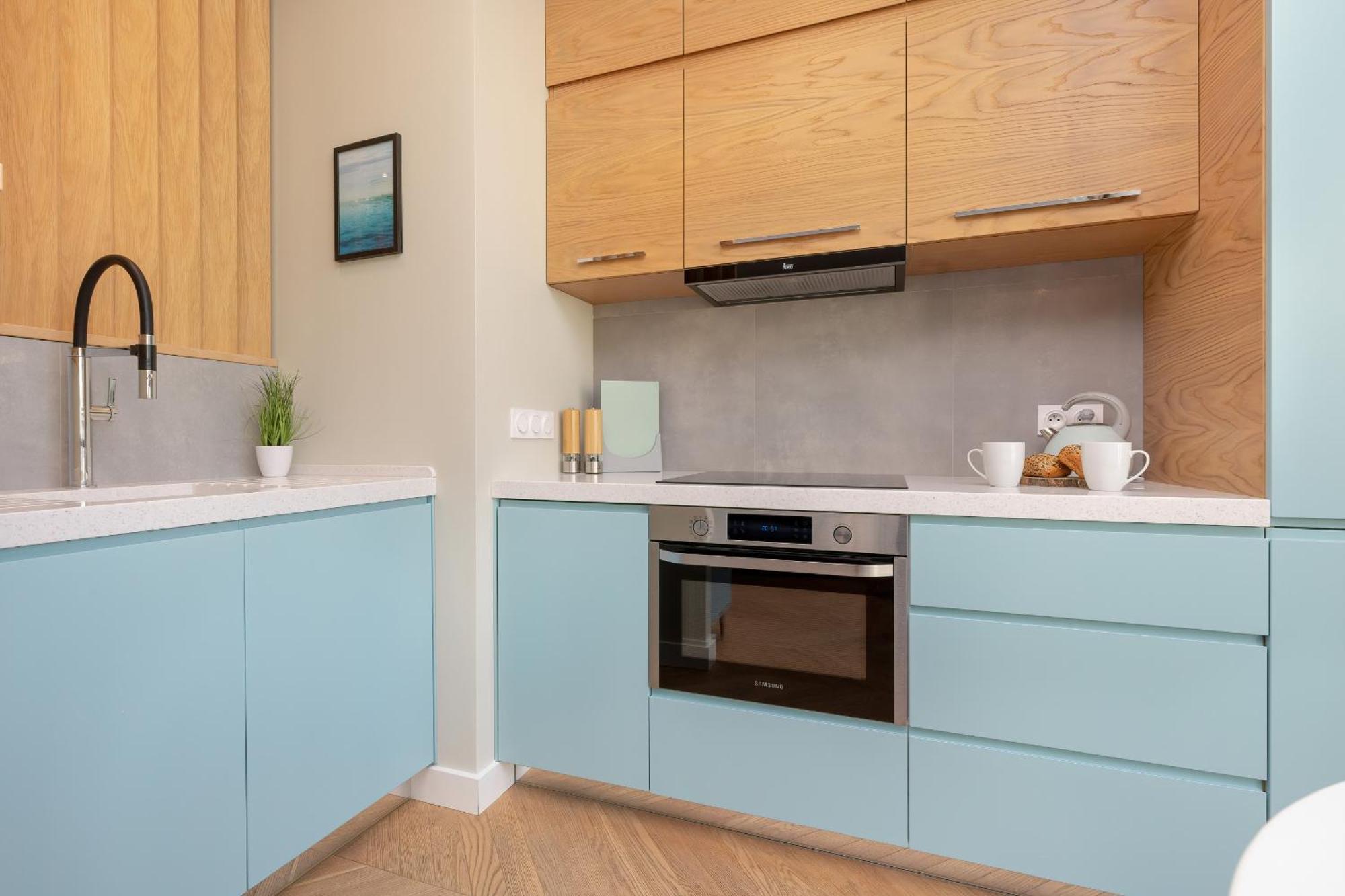 Bright Blue With Balcony, Parking And Air Conditioning In By Renters Apartament Warszawa