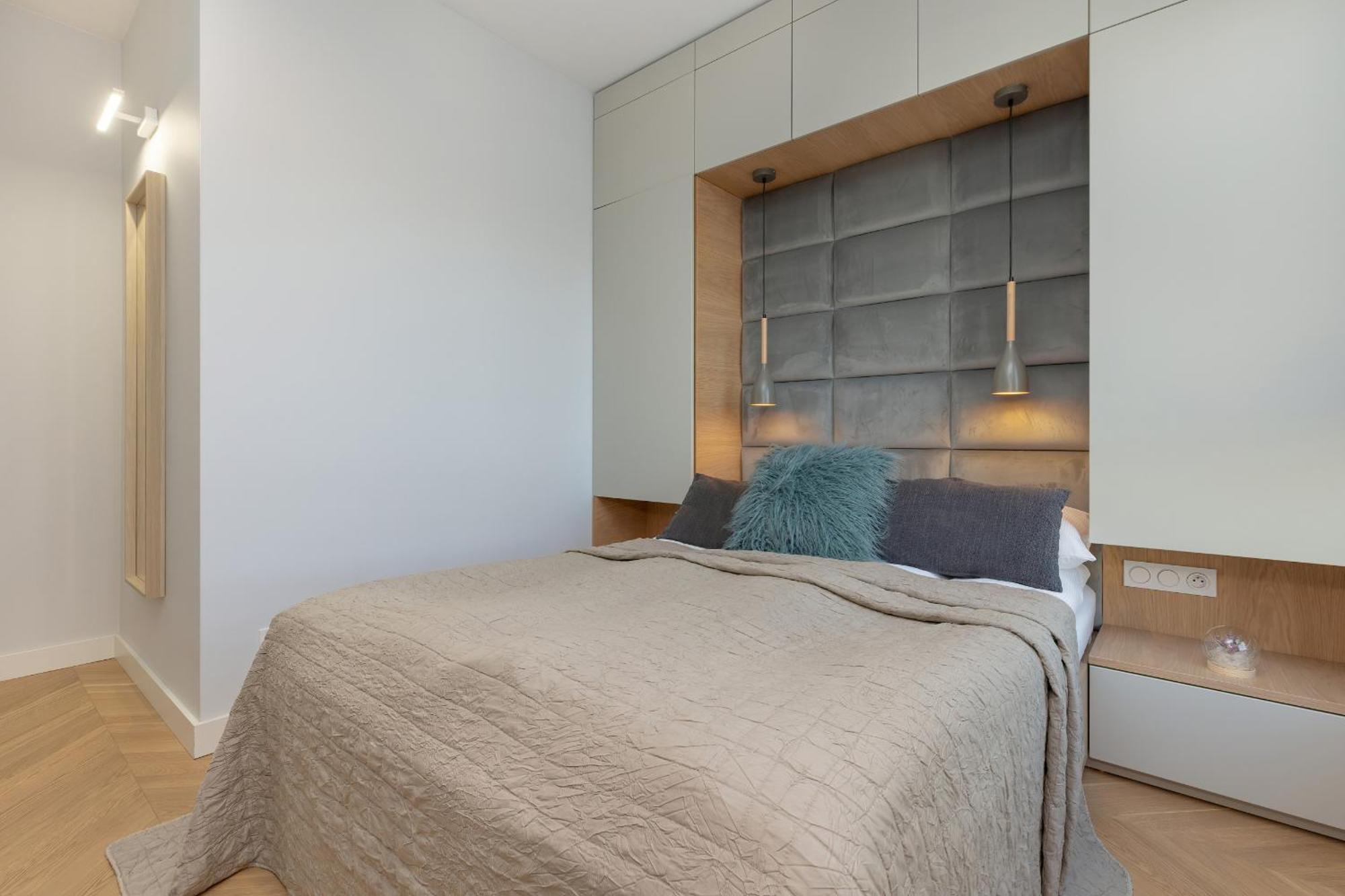 Bright Blue With Balcony, Parking And Air Conditioning In By Renters Warszawa