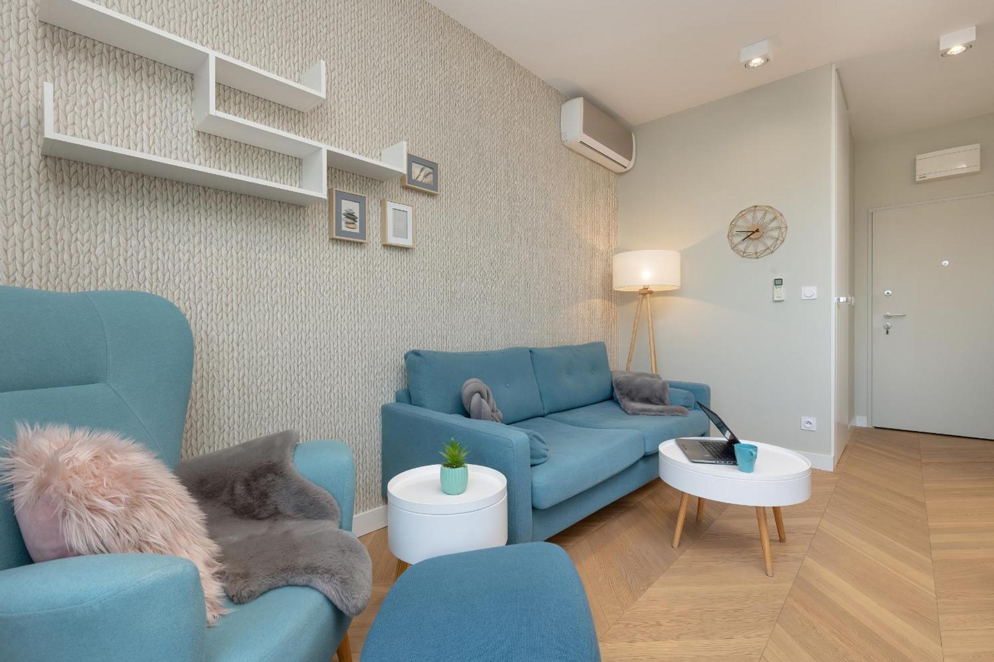 Apartament Bright Blue With Balcony, Parking And Air Conditioning In By Renters *