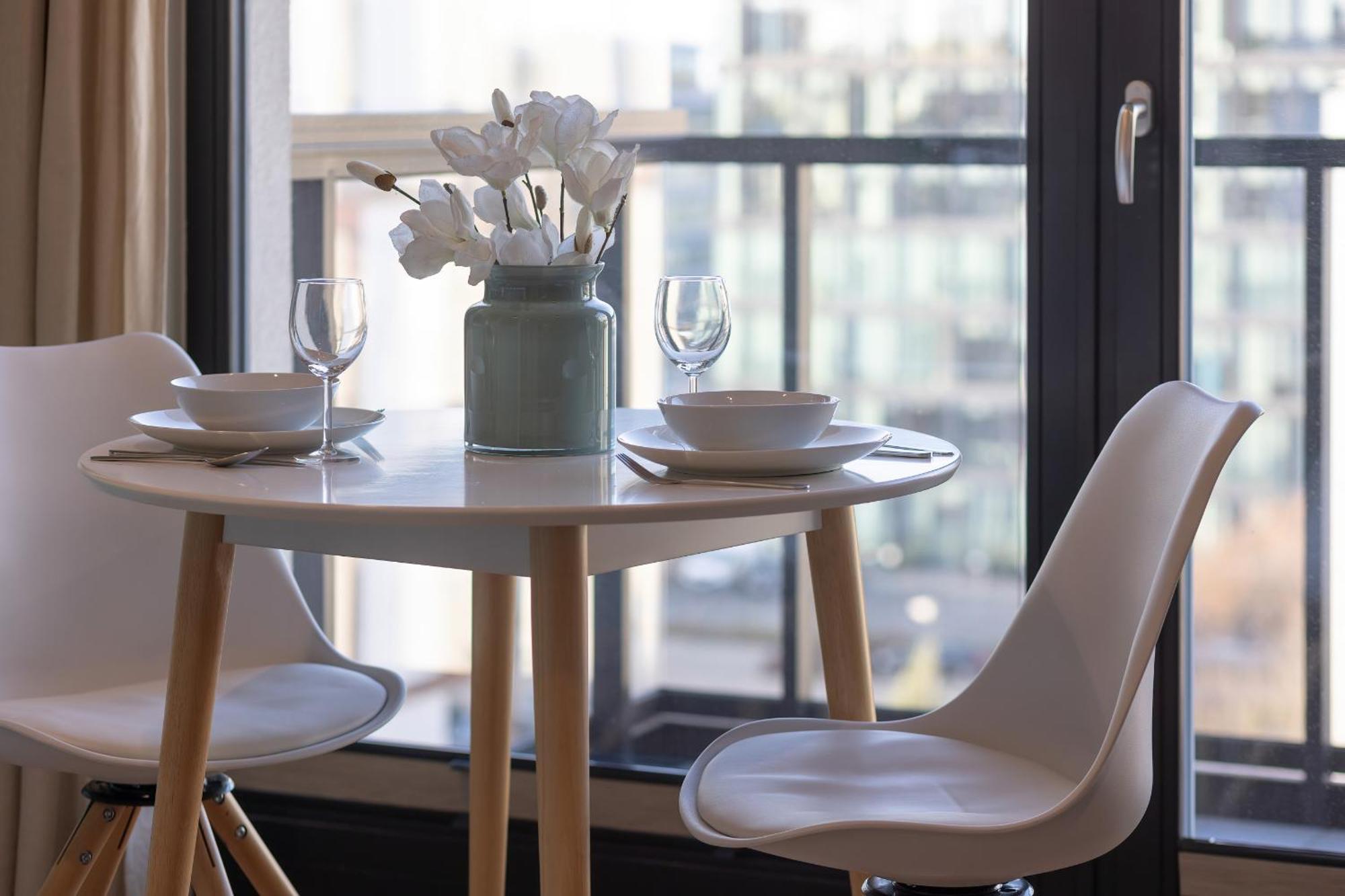 Bright Blue With Balcony, Parking And Air Conditioning In By Renters Apartament *