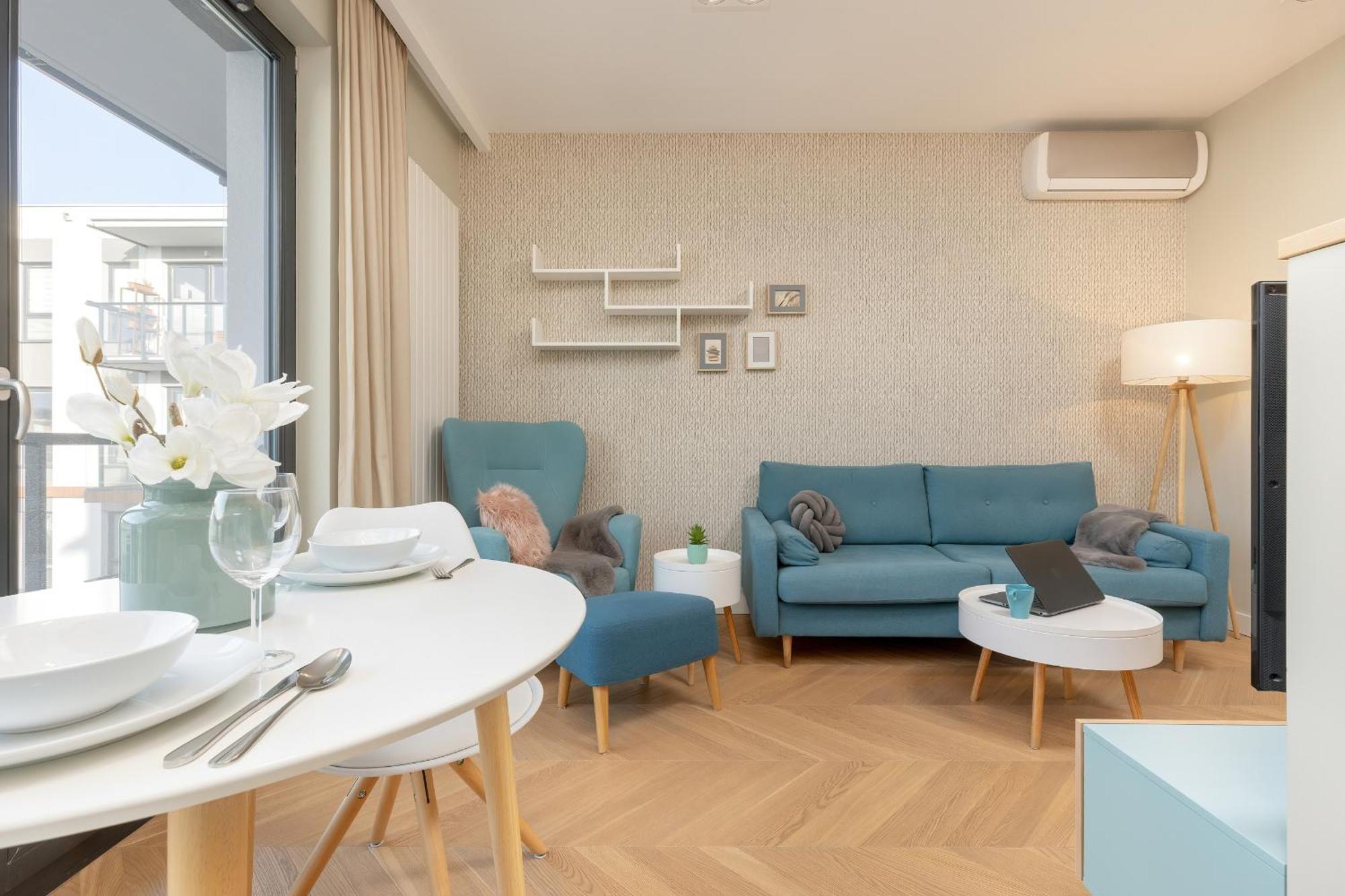 Bright Blue With Balcony, Parking And Air Conditioning In By Renters Apartament Warszawa