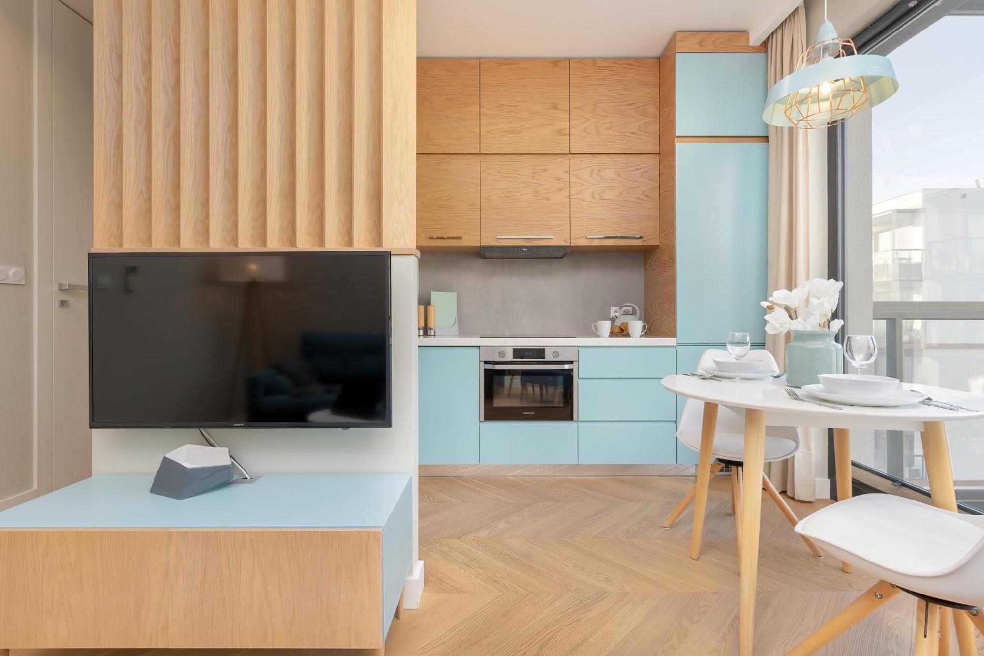 Bright Blue With Balcony, Parking And Air Conditioning In By Renters Apartament *