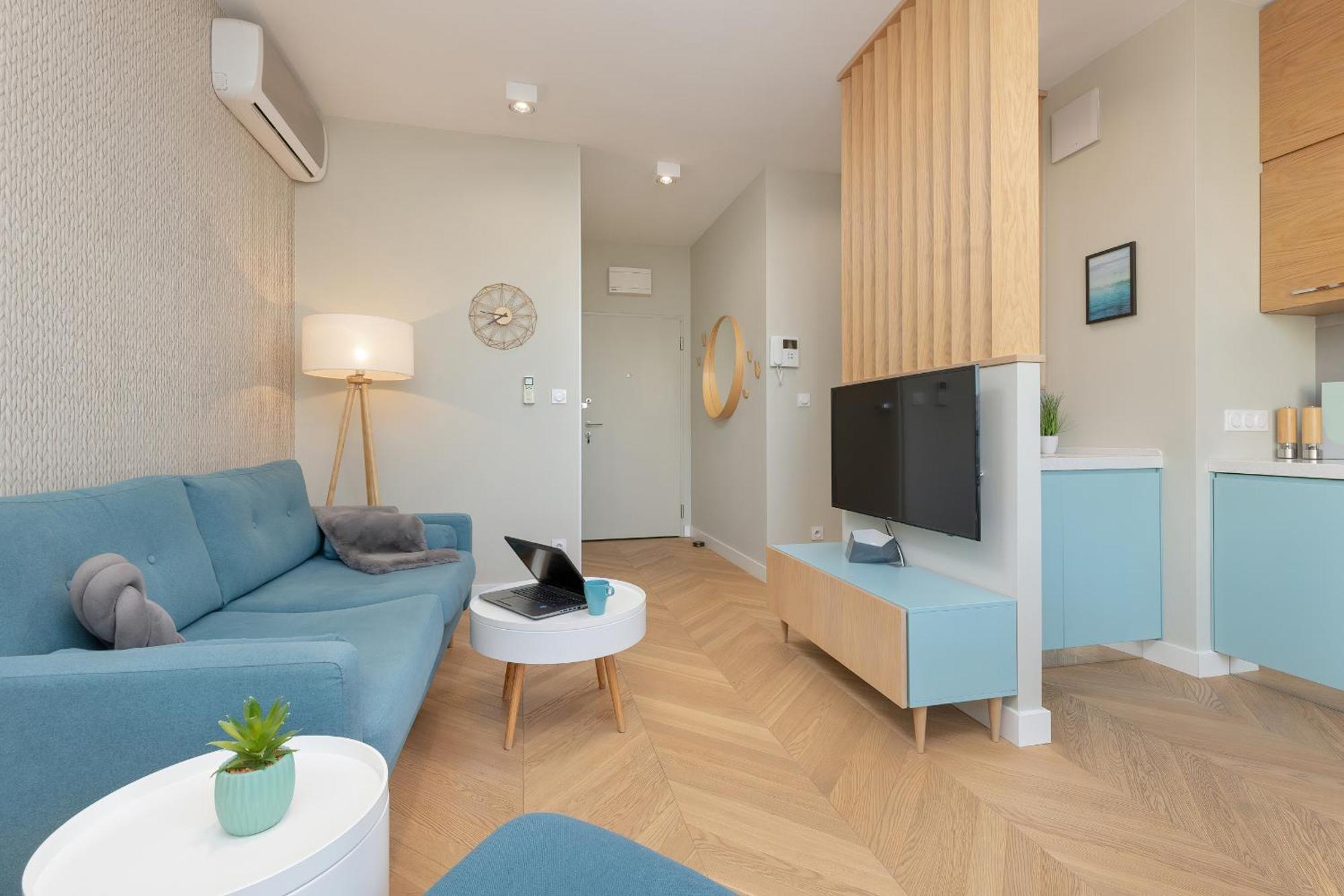 Apartament Bright Blue With Balcony, Parking And Air Conditioning In By Renters *